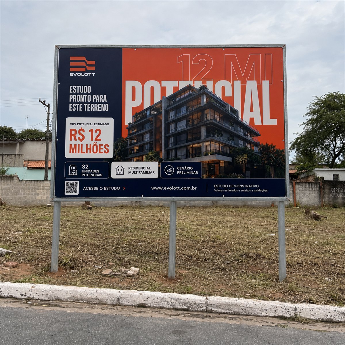 Aplicação demonstrativa de placa Evolott com imagem do projeto e QR code no terreno